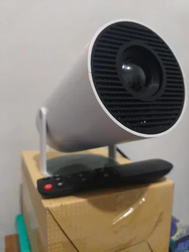 Projetor HY300 em estado de novo