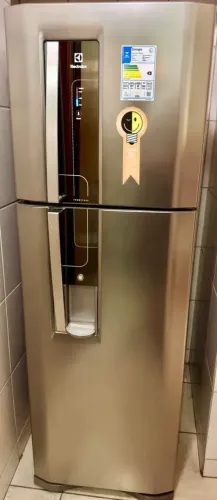 Vendo geladeira Electrolux inox ,água na porta, impecável!