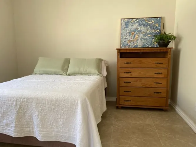Quarto Arejado Amplo no Estreito 