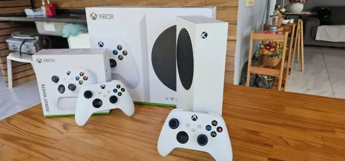 XBOX Series S 512GB Na Caixa + 2 Controles Oficiais
