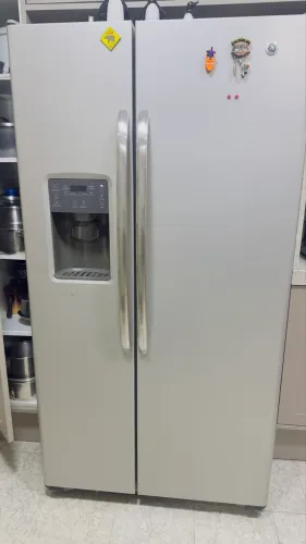 Geladeira GE Side by Side 755L com Água e Gelo na Porta - 127V