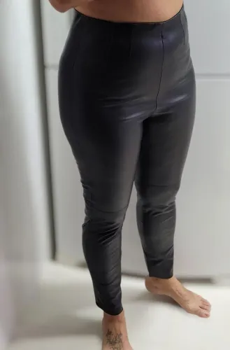 calça corino, zara, com zíper lateral, sem bolso, tamanho G, modela o corpo.
