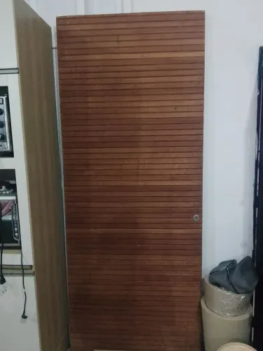 Porta ripada madeira maciça