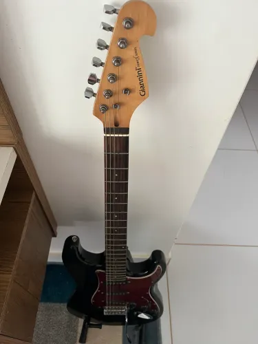 Vendo guitarra, com suporte e alça e cabo vai na caixa de som!