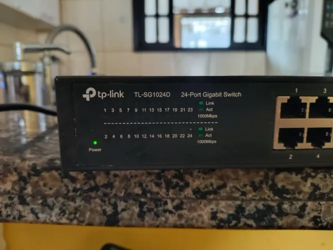 Switch TP-Link TL-SG1024D de 24 portas gigabit.