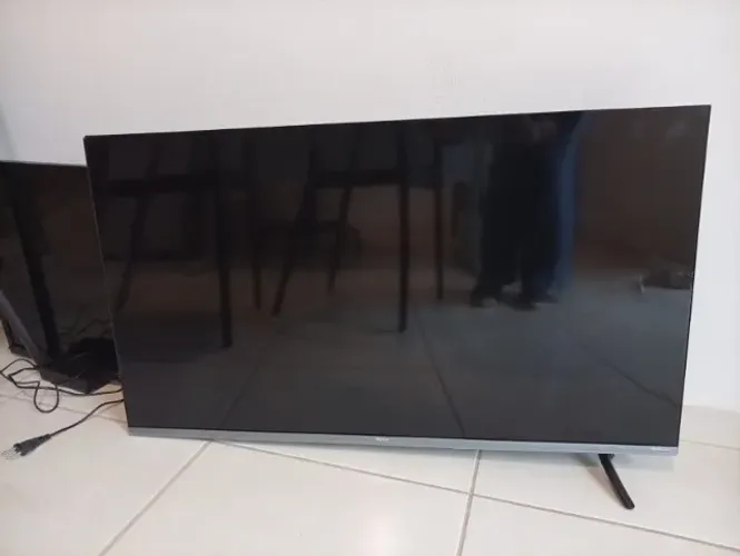 lixo eletrônico 2 tvs com a tela quebrada