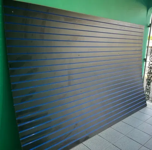Painel canaletado preto 2,75 L x 1,85 A - semi novo