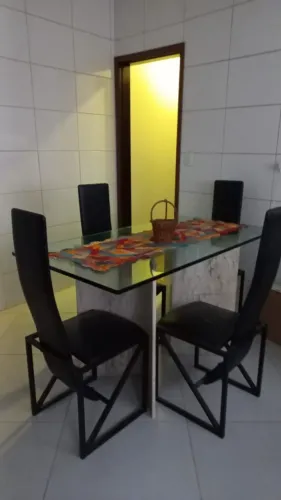 Mesa de jantar com 4 cadeiras