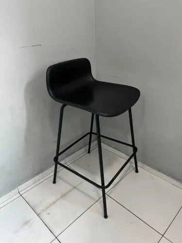 Banqueta alta preta com encosto e apoio para pés