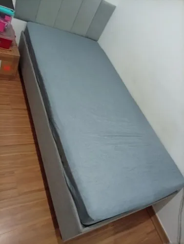 Vendo 2 camas de solteiro (200 cada). Revestimento em linho cinza