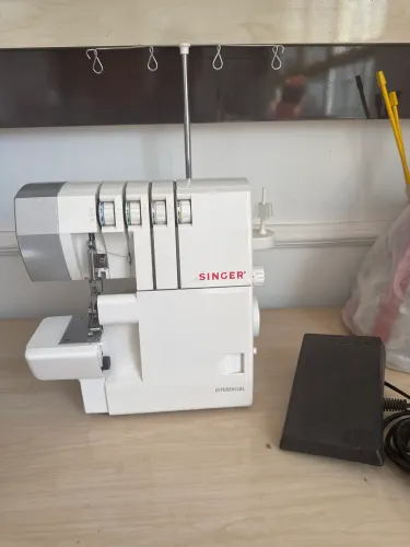 Máquina de costura overloque Singer 220v