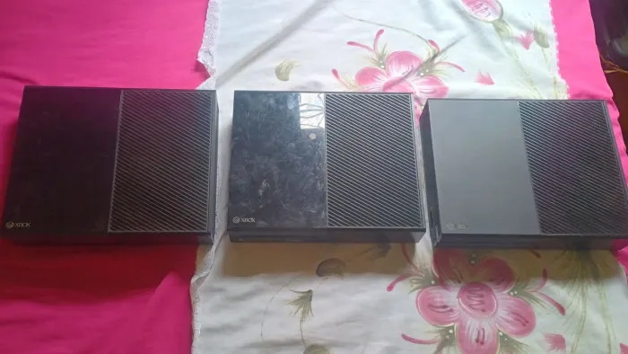 3 XBOX ONE FATCOM DEFEITO COMPLETOS POR DENTRO SEM FONTE SEM CONTROLE OS 3 POR R$900