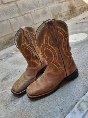 BOTA TEXANA TACOMA TAM 38 CALÇA 42 TRANQUILAMENTE, RETIRANDO A PAUMILHA PARCELO NO CARTÃO