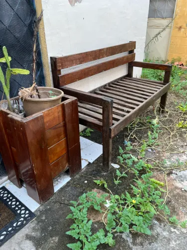 Vaso de planta e banco de madeira por 400,00