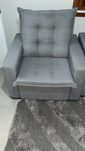 Poltronas com encosto reclináveis em linho.