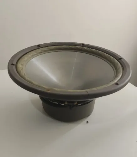 Sum para carro: sub woofer, módulo e alto falantes.