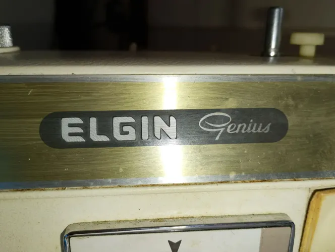 Máquina de costura Elgin Genius