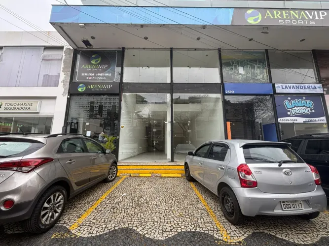Loja com estacionamento e fachada na Avenida Itamar Franco para locação