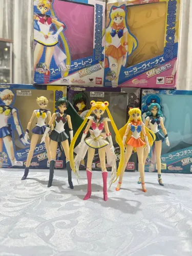 SH Figuarts Super Sailor Moon, Sailor Venus, Sailor Neptune, Sailor Uranus e Sailor Pluto