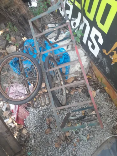 Vendo um triciclo tem que consertar as rodas