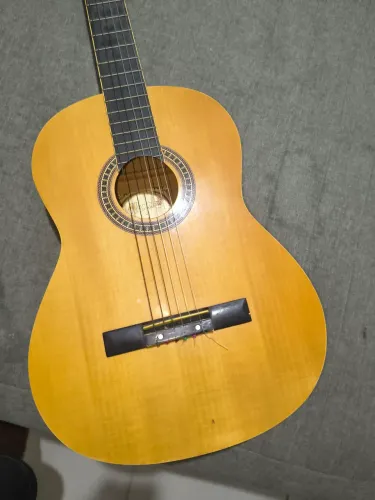 vendo usado Violão ?