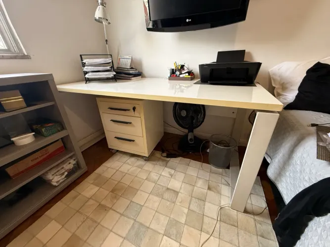 Mesa para escritório da Tok&Stok.