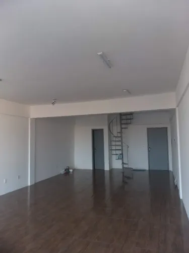 ALUGO LINDA SALA COMERCIAL NA AV. ASSIS BRASIL COM 64 M2.