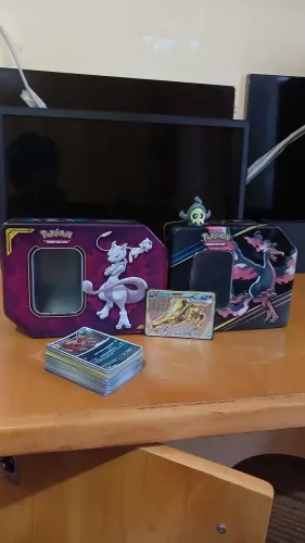 Latas + cartas Pokemon + boneco de pokemon