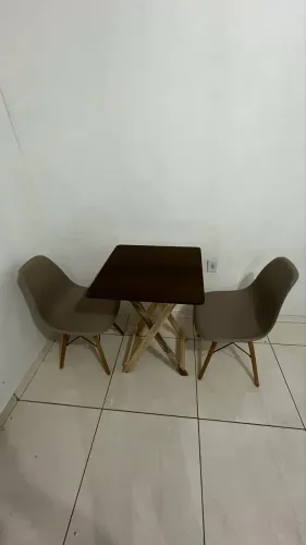 Mesa + 2 Cadeiras