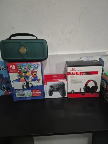 Nintendo Switch OLED Completo + Controle Pro + Headset Redragon + Case Zelda