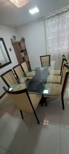 Vendo mesa com 8 cadeiras de vidro de madeira imbuia por R$ 1900,00