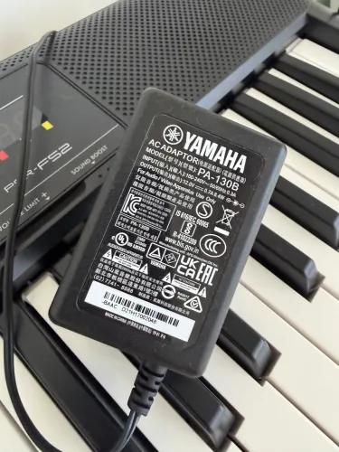 Teclado Yamaha PSR-F52 + fonte original + suporte