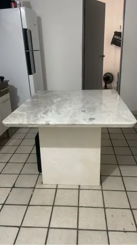 Mesa toda em marmoré