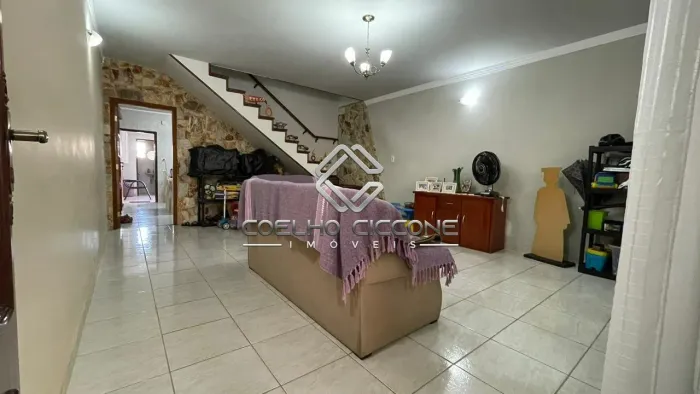 Sobrado com 3 dormitórios, 2 banheiros ao total à Venda, 217m² por R$899.000,00