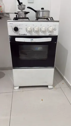 Vendo fogão 4 bocas. Funcionando. Possui algumas avarias. R$240,00.