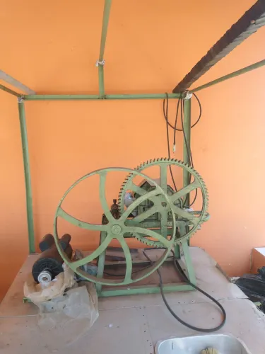 Engenho de cana em bom estado, motor elétrico 2 CV,,e também, tem o motor a gasolina,