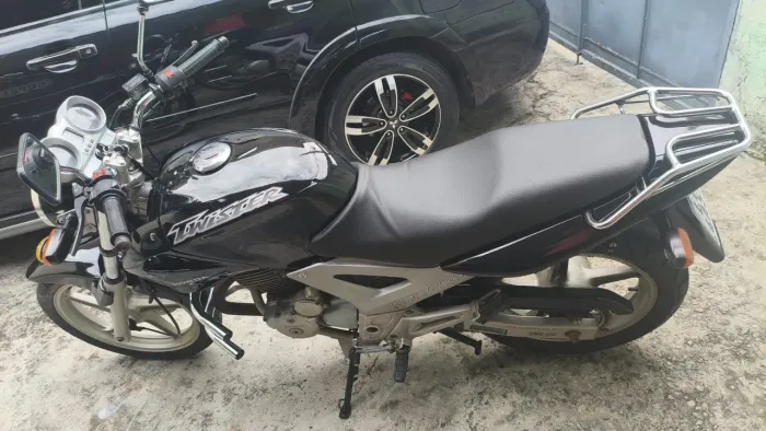 Moto impecável