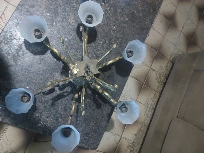 Luminária de bronze com seis braços com cúpulas. 