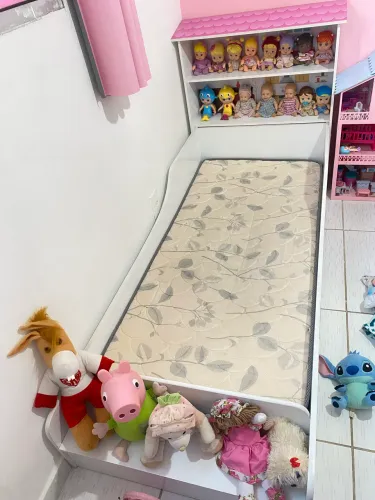 Vendo cama infantil com uma mini casa de bonecas 