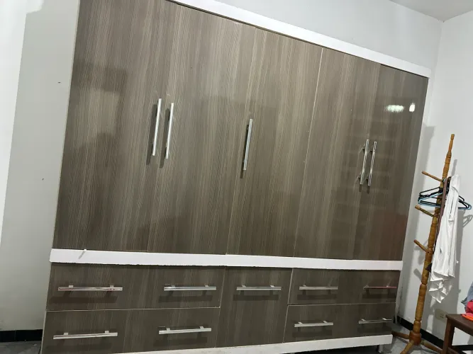? VENDO GUARDA-ROUPA ? Guarda-roupa grande, espaçoso e em bom estado, com 5 portas