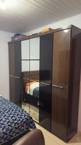 Guarda-Roupa Casal Grande com Espelho e Gavetas - Ótimo Estado