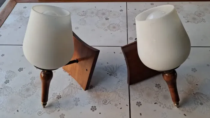 Arandelas de parede Vintage em imbuia e vidro. 