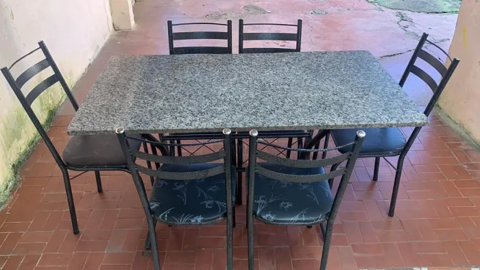 Jogo de mesa completo com 6 cadeiras em ótimo estado