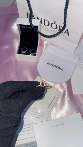 Anel Pandora rainha má