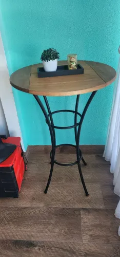 Vendo mesinha alta em ótimo estado 