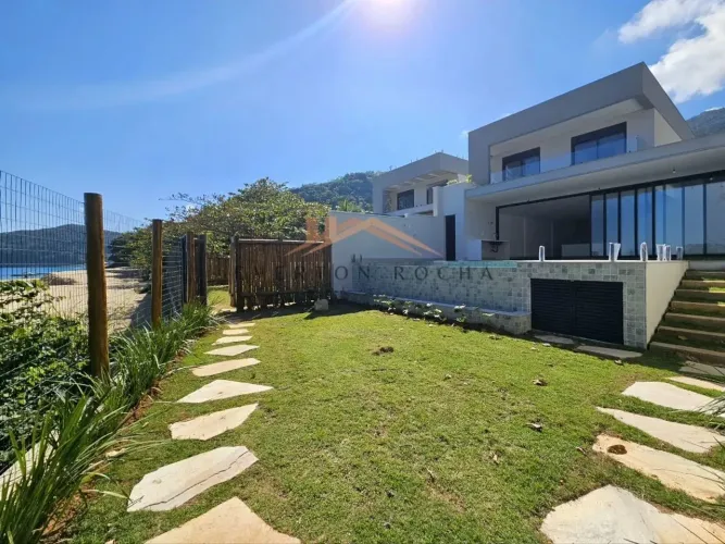 Casa pé na areia em condomínio fechado com 5 suítes, jardim e piscina