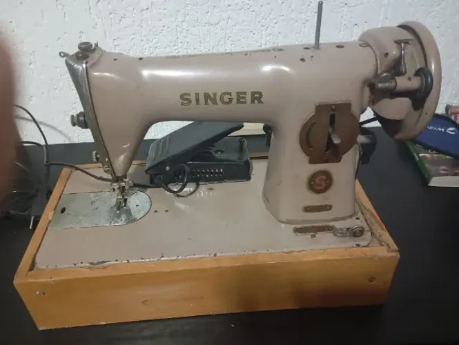 Máquina de costura Singer antiga, com motor, funcionando