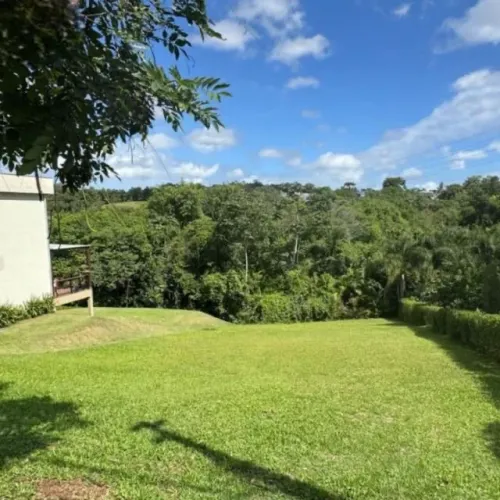 Terreno ao lado de área verde 