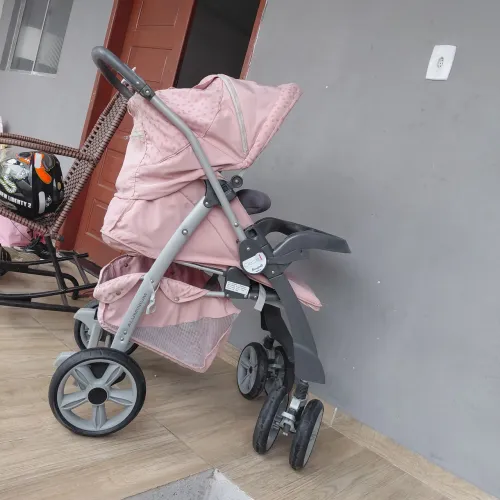 Carrinho de bebê + bebê conforto.