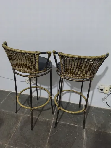 2 banquetas de bar de vime com acento rotativo